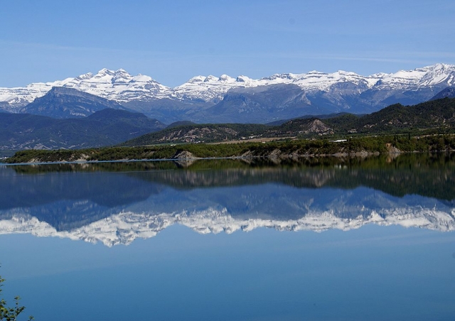La nieve reflejada sobre el agua